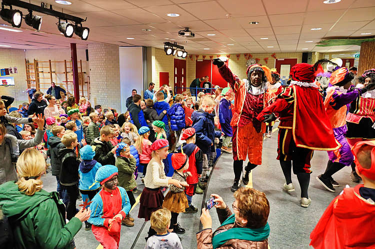 Aankomst van de Sint en zijn Zwarte Pieten in Waarder_087